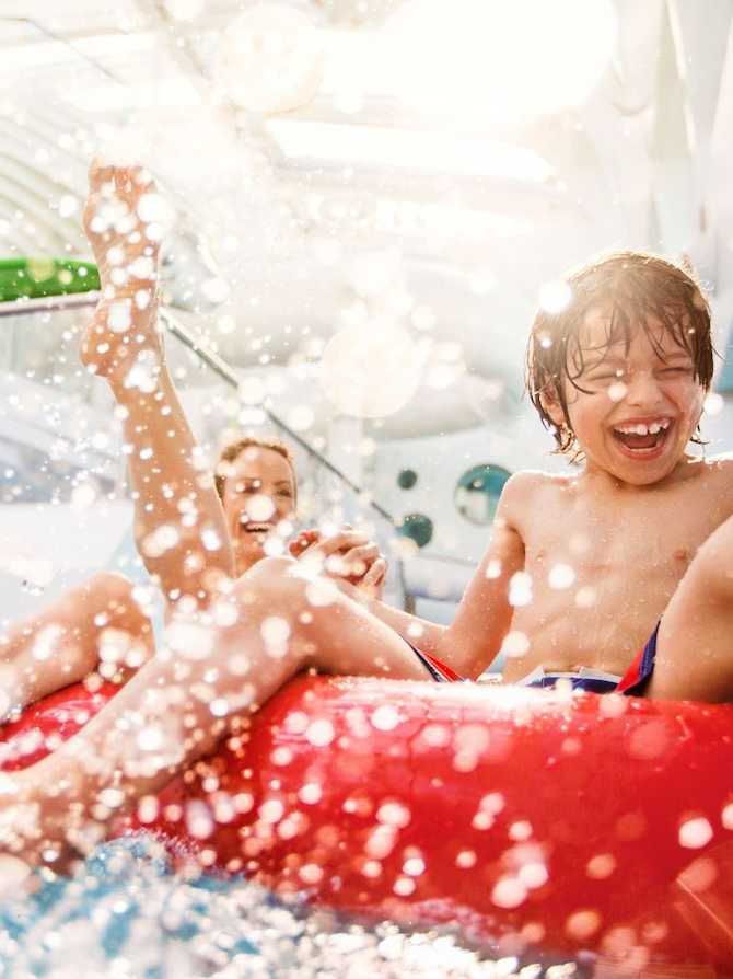 Lachender Junge beim Wasserspaß auf einer Kreuzfahrt mit AIDA Cruises