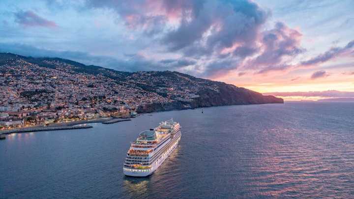 Kreuzfahrtschiff von AIDA Cruises auf dem Meer vor der Küste von Madeira bei Sonnenuntergang