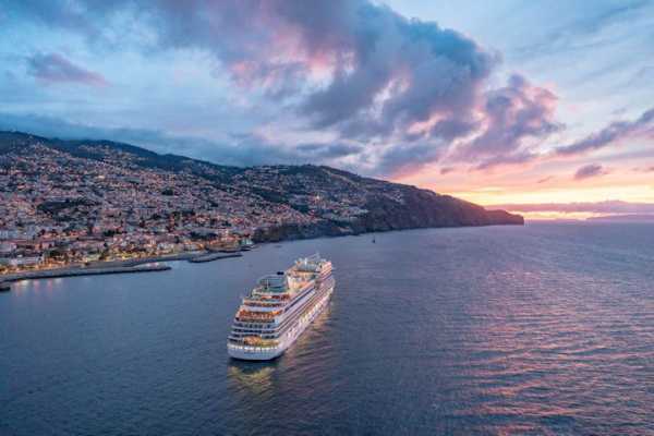 Kreuzfahrtschiff von AIDA Cruises auf dem Meer vor der Küste von Madeira bei Sonnenuntergang