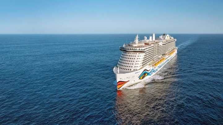 Kreuzfahrtschiff AIDAnova von AIDA Cruises fährt auf offener See unter blauem Himmel