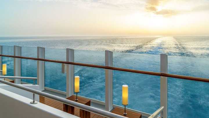 Blick von einem Deck eines AIDA Cruises Schiffes auf das Meer bei Sonnenuntergang
