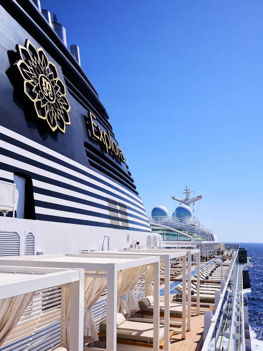 Deckbereich des MSC Explora II mit luxuriösen Lounge-Betten und Blick auf das Meer
